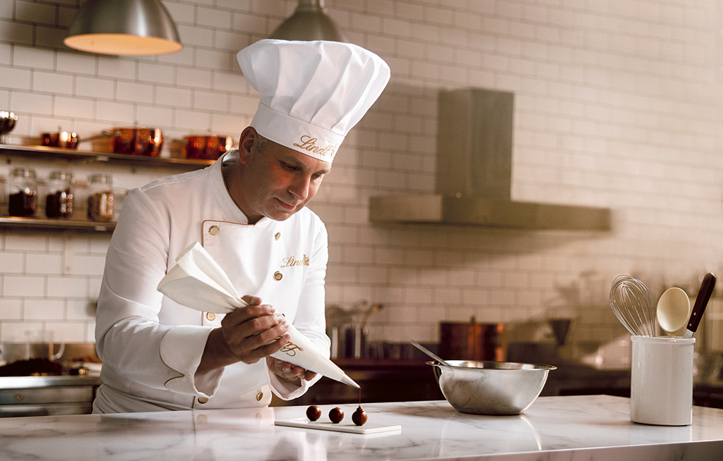 Lindt Maître Chocolatier mit einer Spritztüte